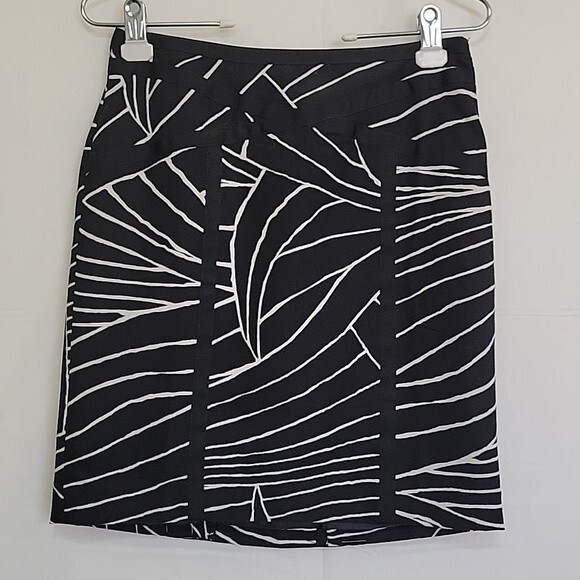 Ann Taylor black white geometric lined skirt size 0 NWT - Picture 1 of 7